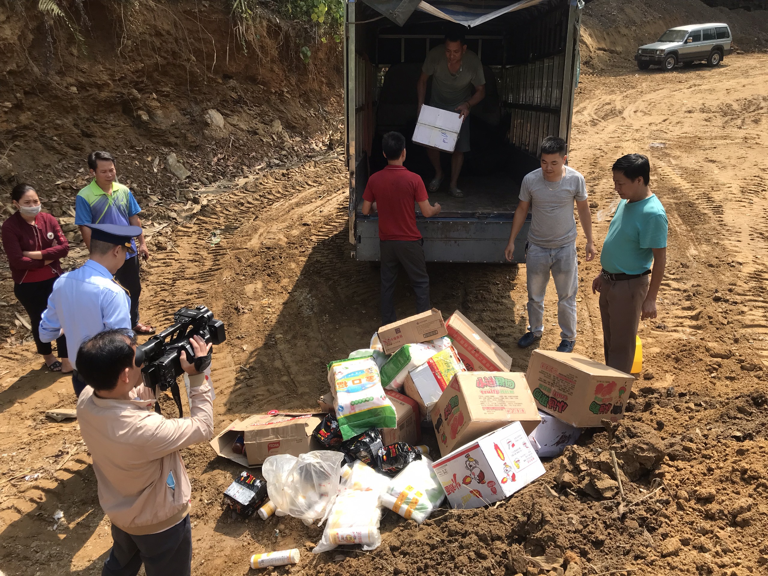 Hà Giang: Ngăn chặn 1.500 sản phẩm thực phẩm lậu trước khi được tuồn ra thị trường 
